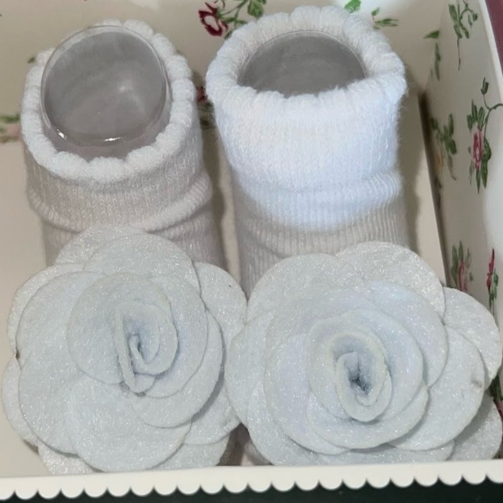 Laura Ashley Baby | Size 0-12Mon | Baby White Felt Pedal Flower Socks